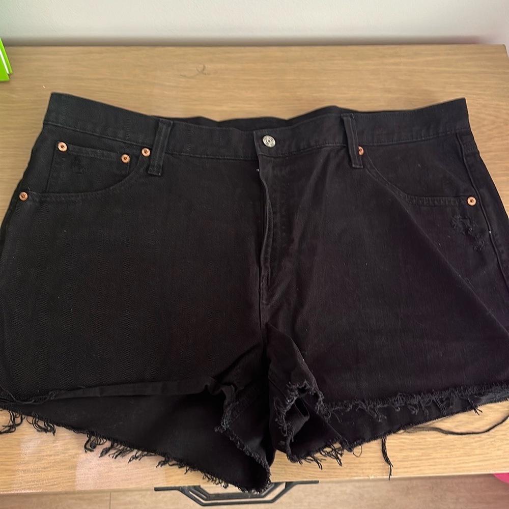 Size 35 GAP low stride shorts. Never worn in great condition